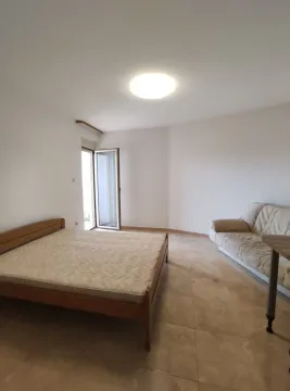 Prostrana spavaća soba sa bračnim krevetom, kaučem i izlazom na terasu. - image 7