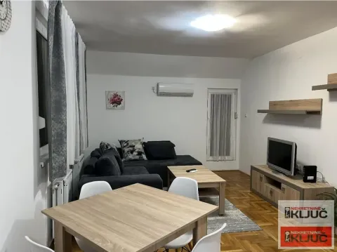 Dnevna soba sa garniturom, trpezarijskim stolom i TV komodom. - image 2