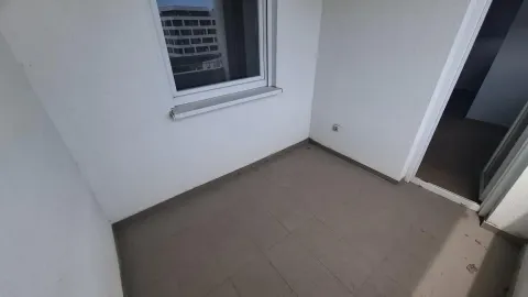 Manji prazan balkon sa pločicama na podu i prozorom. - image 14