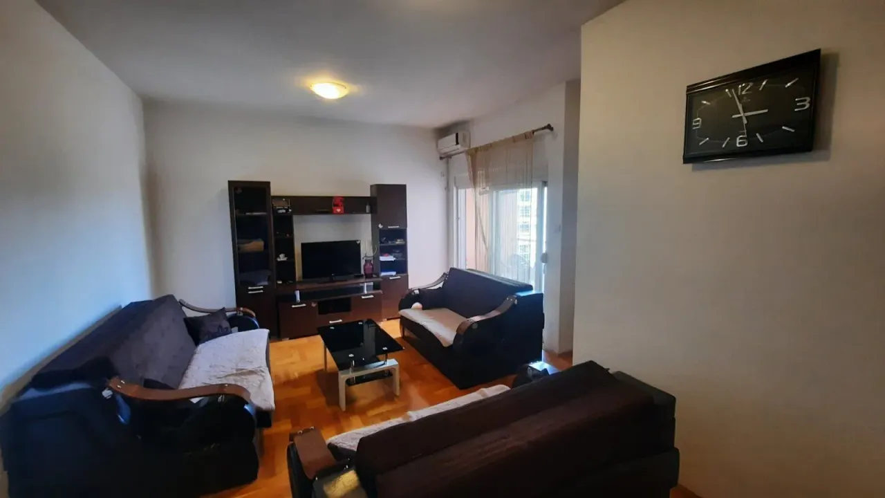 Izdavanje, dvosoban stan, 57m², 1 maj, Podgorica