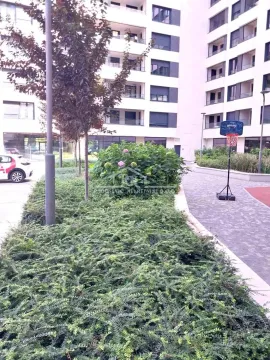 Pogled na uređeno dvorište i fasadu stambene zgrade. - image 18