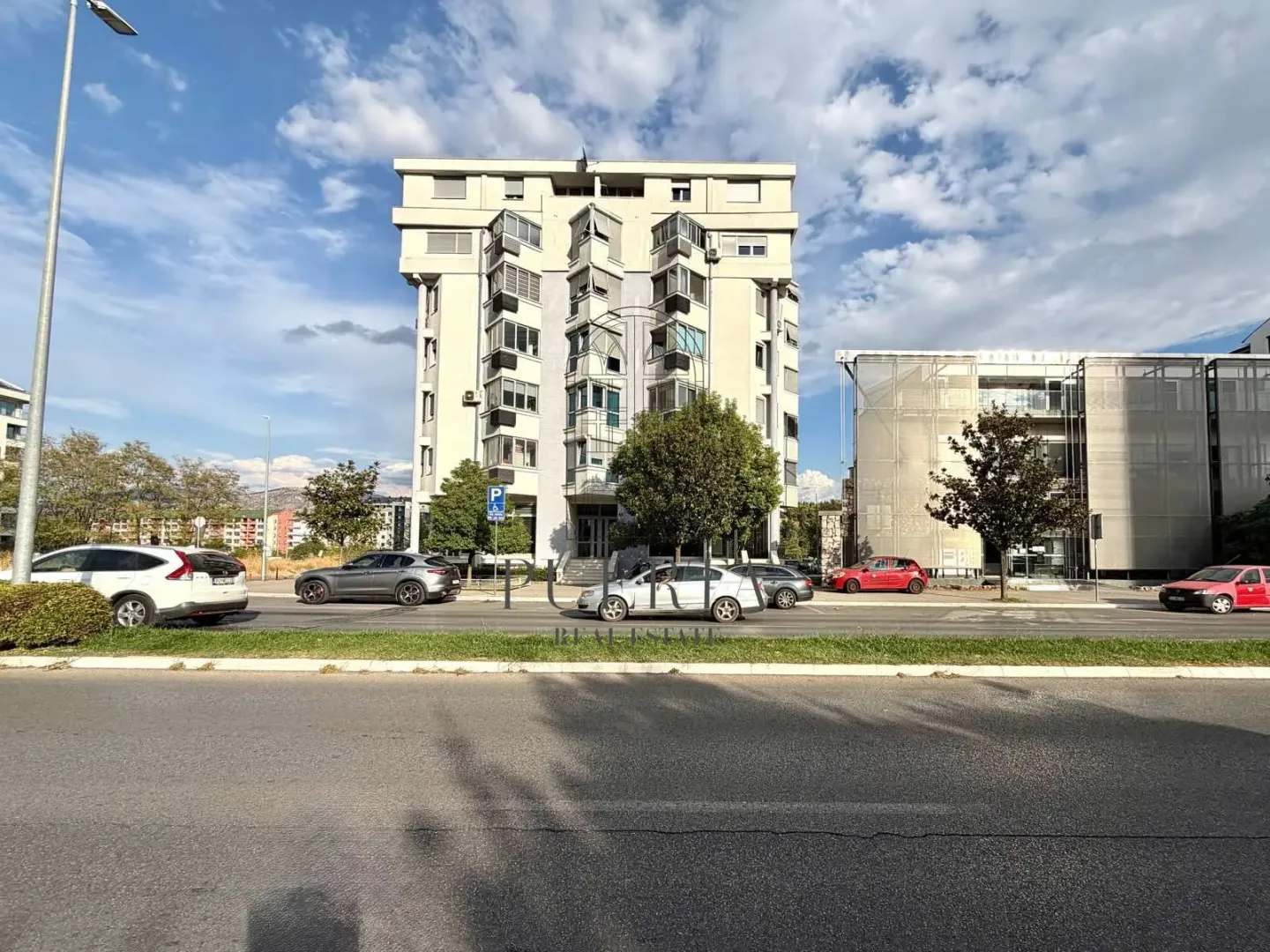 Pogled na stambenu zgradu sa spoljne strane.