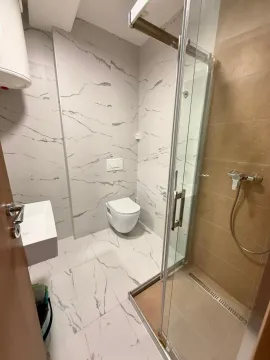 Savremeno opremljeno kupatilo sa tuš kabinom. - image 8