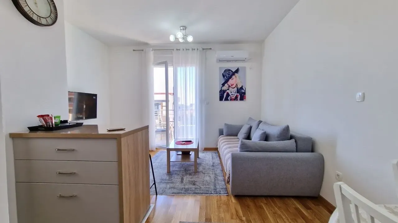 Rent, one bedroom apartment, 47m², Bečići, Budva
