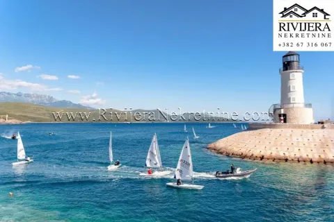 Pogled na more sa svjetionikom i jedrilicama. - image 12