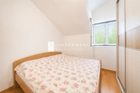 Manja spavaća soba sa bračnim krevetom, krovnim prozorom i ugradnim ormarom. - image 12