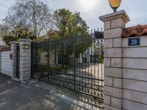 Izdavanje, kuća, 370m², Zabjelo, Podgorica - image 13