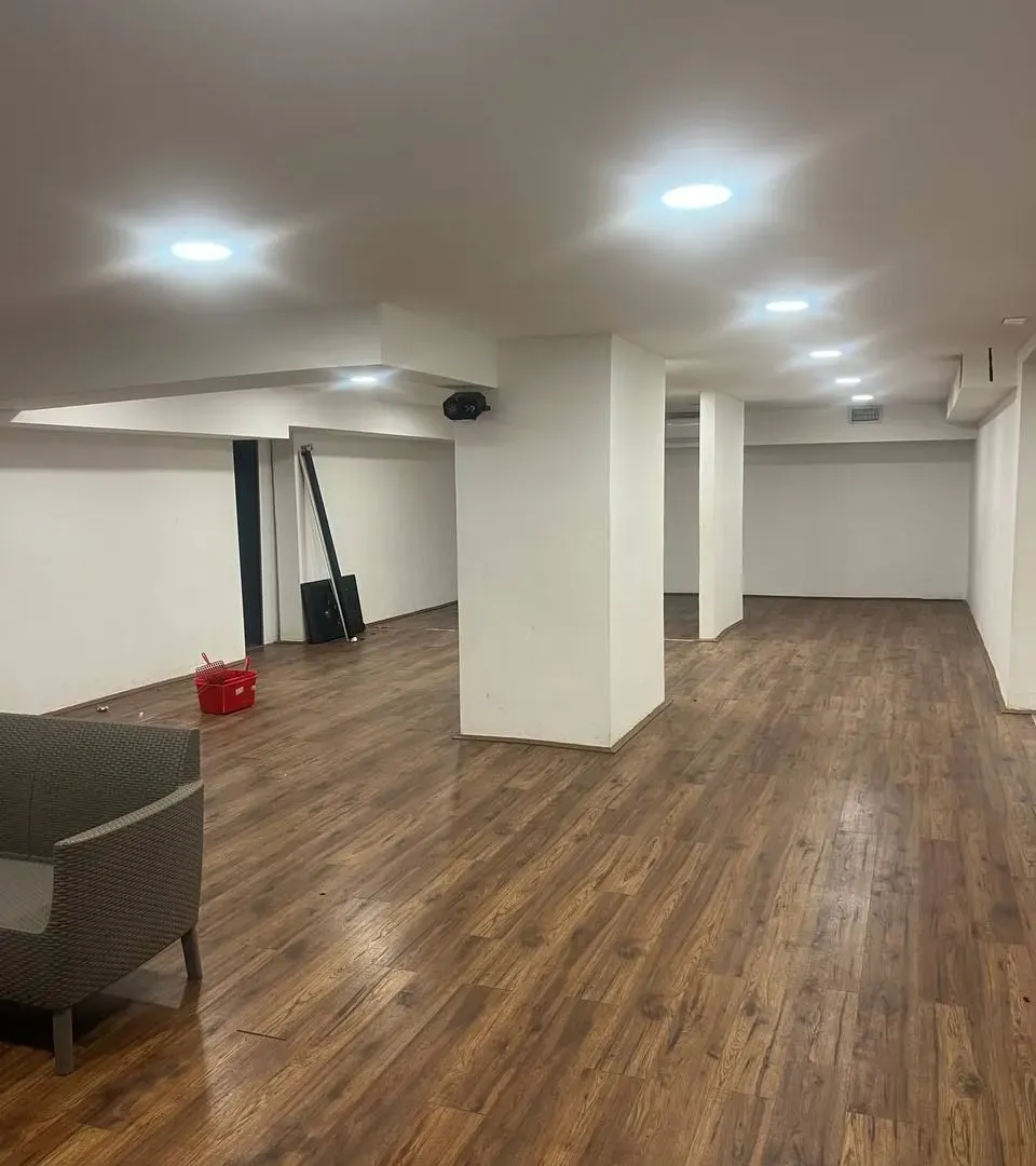 Izdavanje, poslovni prostor, 351m², Blok 5, Podgorica
