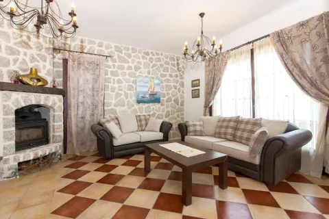 Prodaja, kuća, 235m², Kostanjica, Kotor - image 13