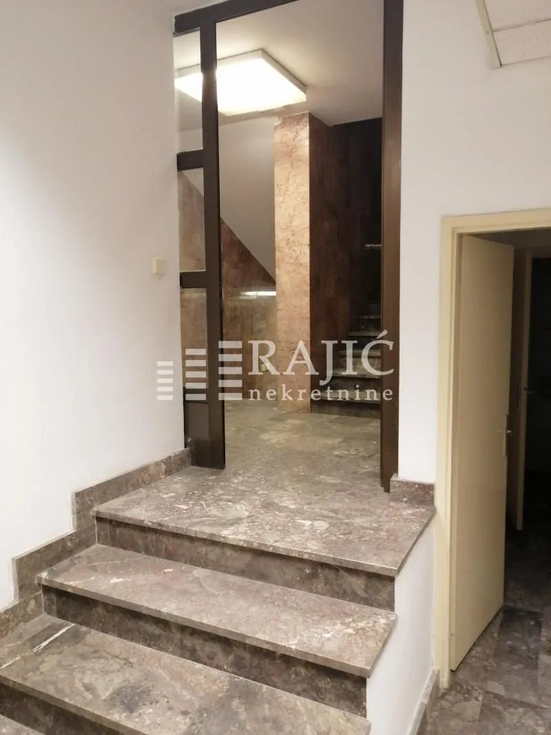 Rent, office space, 350m², Savski Trg, Beograd