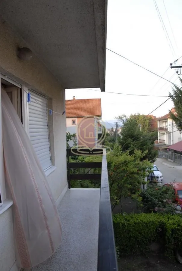 Balkon sa pogledom na ulicu i okolne kuće.