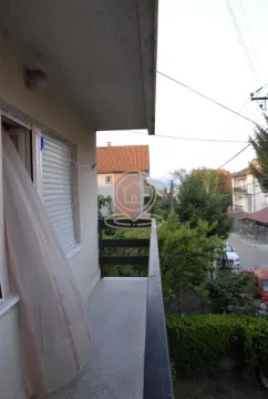 Balkon sa pogledom na ulicu i okolne kuće. - image 13