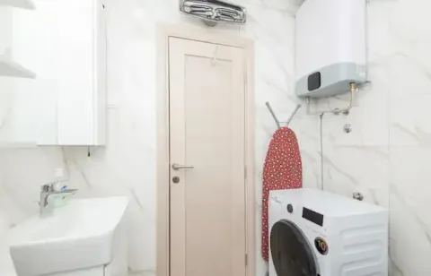 Bathroom with a washbasin, washing machine and water heater. - image 10