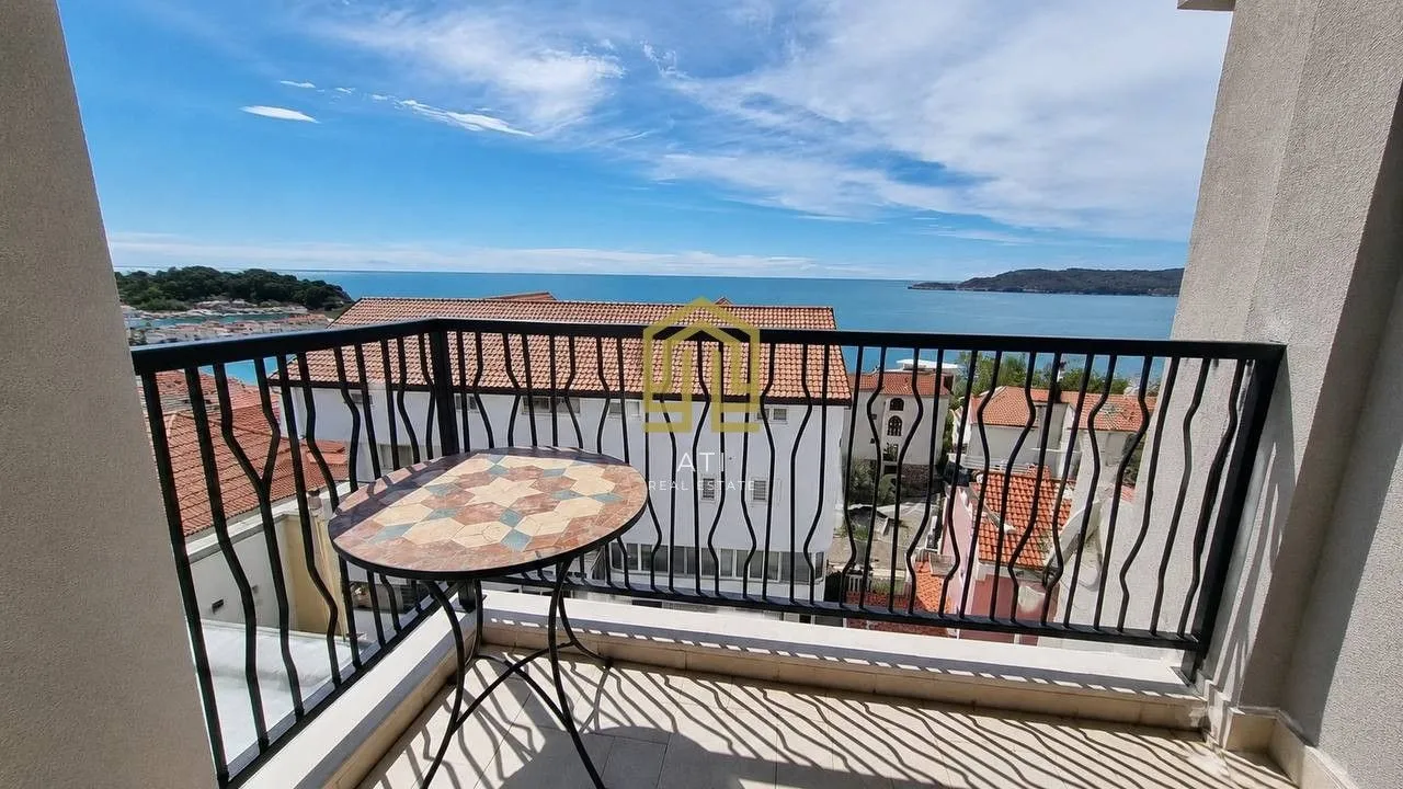 Balcony with a table and sea view.