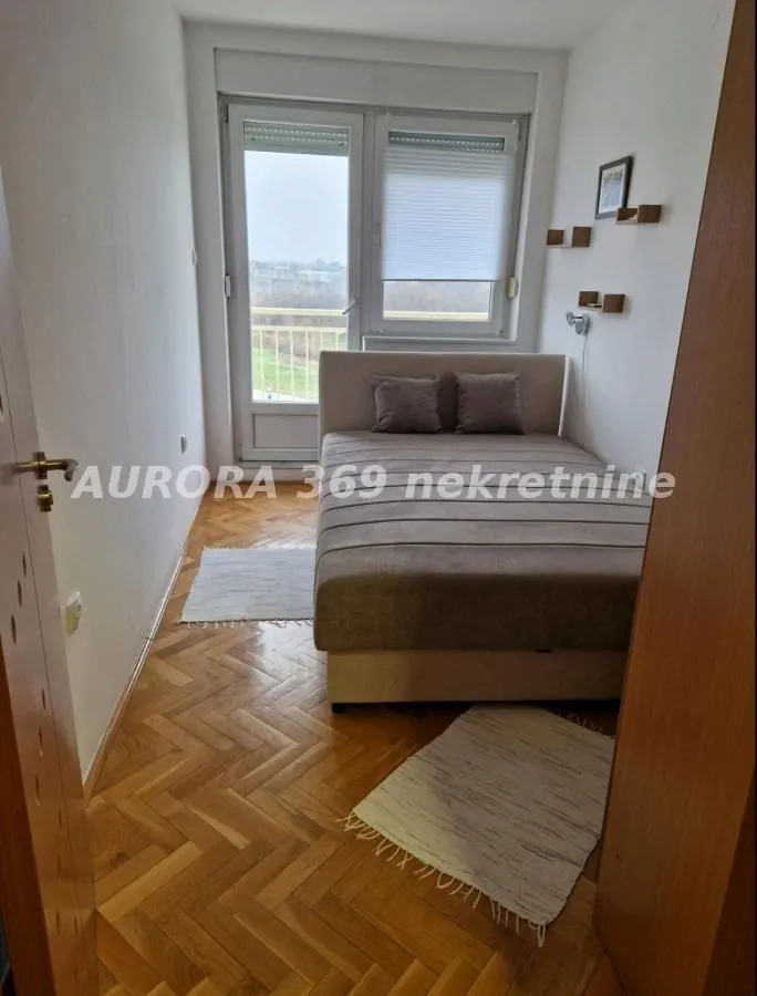 Furnished bedroom with a double bed and access to the terrace.