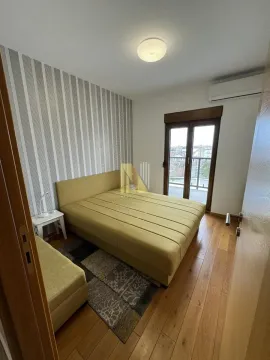 Nameštena spavaća soba sa bračnim krevetom i izlazom na terasu. - image 4