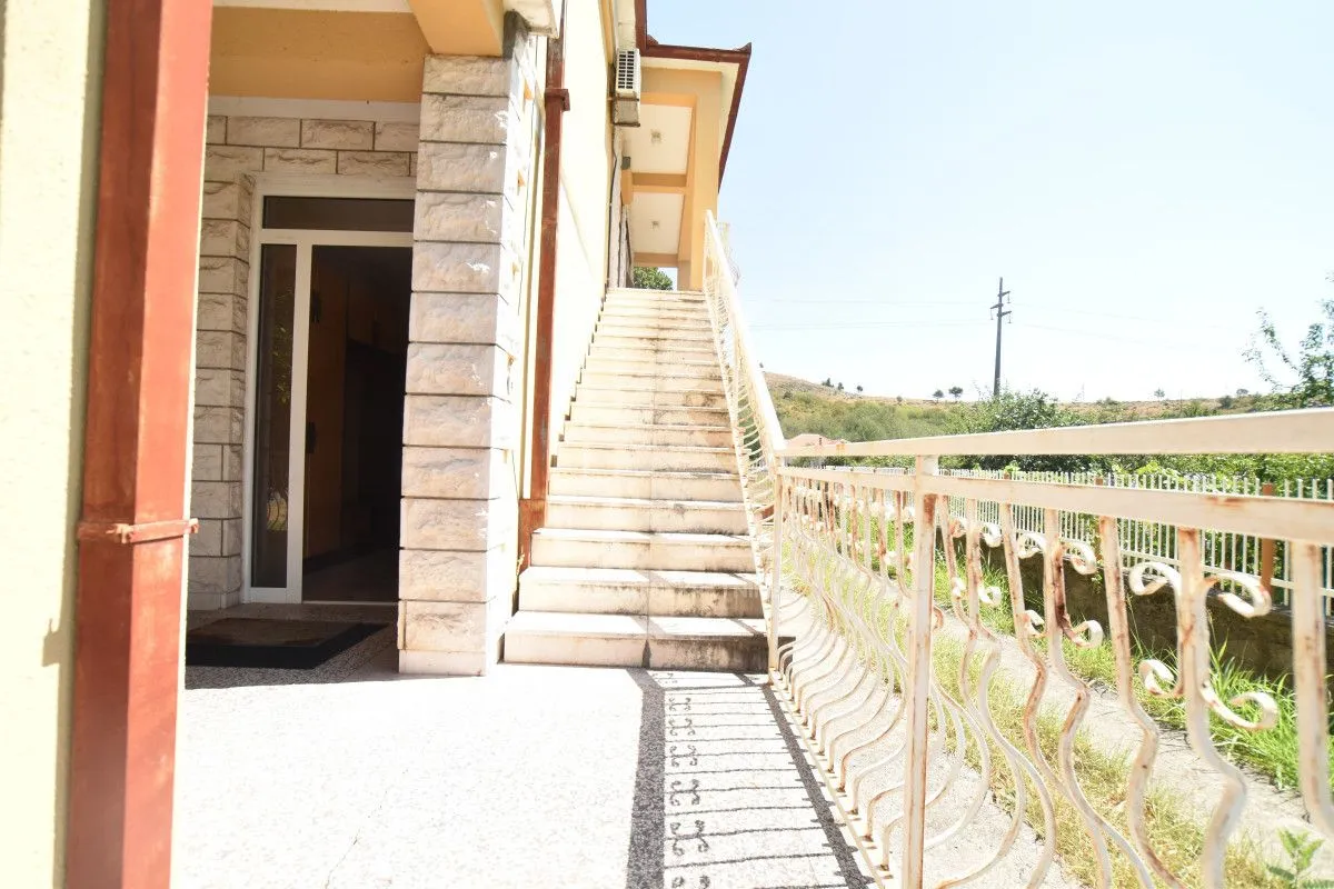 Sale, house, 240m², Dahna, Podgorica