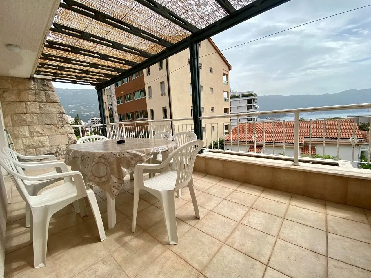 Izdavanje, dvosoban stan, 80m², Gospoština, Budva