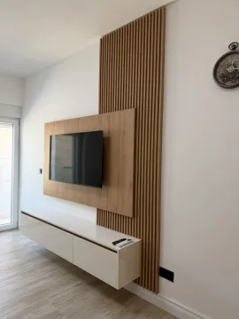 Dnevni boravak sa modernim zidnim panelom i televizorom. - image 2