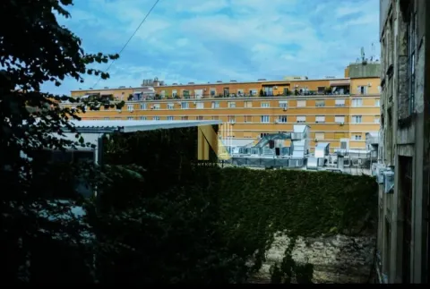Pogled sa prozora na okolne zgrade i gradsko okruženje. - image 18