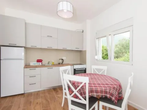 Izdavanje, jednosoban stan, 36m², Radanovići, Kotor - image 12