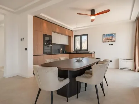 Izdavanje, kuća, 318m², Reževići, Budva - image 11