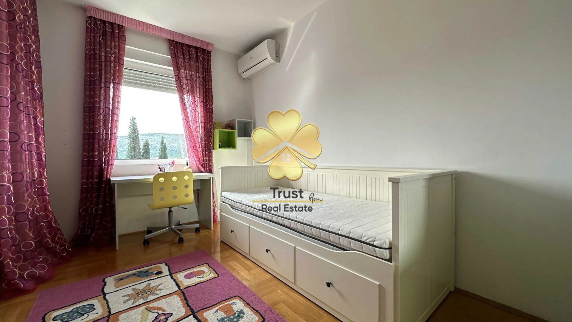 Izdavanje, trosoban stan, 100m², Blok 9, Podgorica