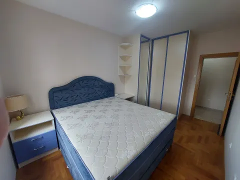 Bright bedroom with a double bed and a built-in wardrobe. - image 7