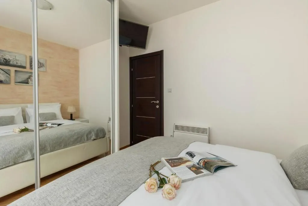 Izdavanje, dvosoban stan, 57m², Dobrota, Kotor