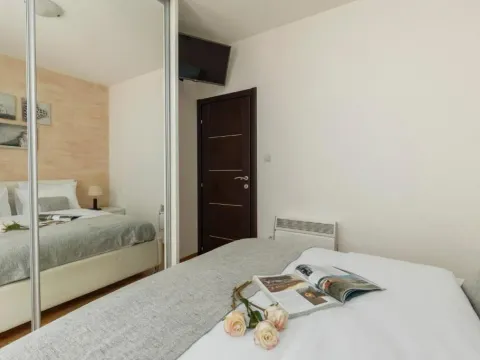 Izdavanje, dvosoban stan, 57m², Dobrota, Kotor - image 2