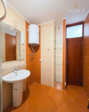 Kupatilo sa umivaonikom, bojlerom i narandžastim pločicama. - image 7
