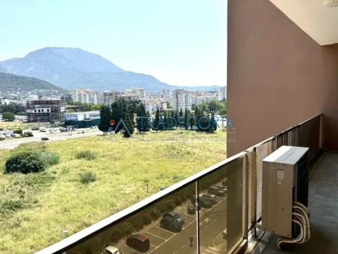 Pogled sa terase na grad i planine. - image 14