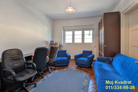Dnevna soba sa radnim stolom, foteljama, kaučem i drvenim ormarom. - image 8