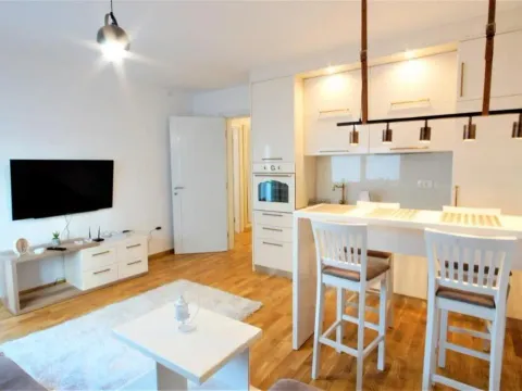 Izdavanje, jednosoban stan, 50m², Budva, Crna Gora