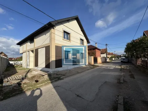 Pogled na spoljašnjost kuće sa ulicom i okolnim objektima. - image 21