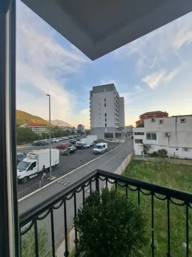 Pogled sa balkona na ulicu, parking i okolne zgrade. - image 4