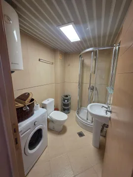 Kompaktno kupatilo sa tuš kabinom, umivaonikom, toaletom i veš mašinom. - image 5