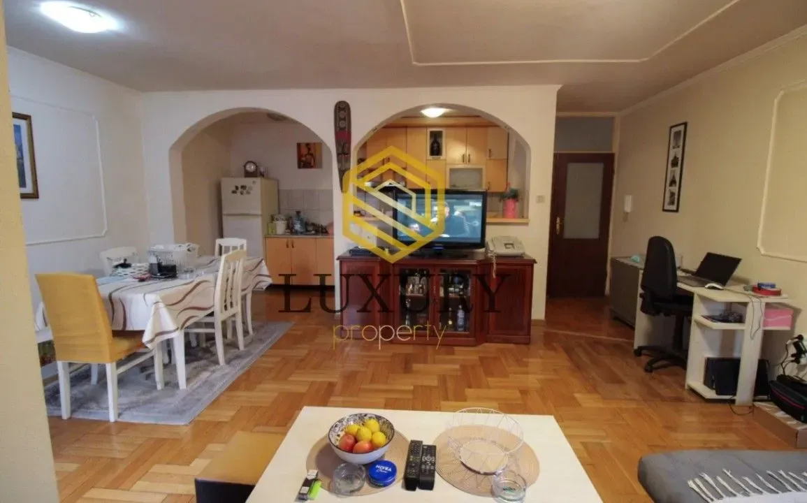 Prodaja, dvosoban stan, 82m², Blok 5, Podgorica