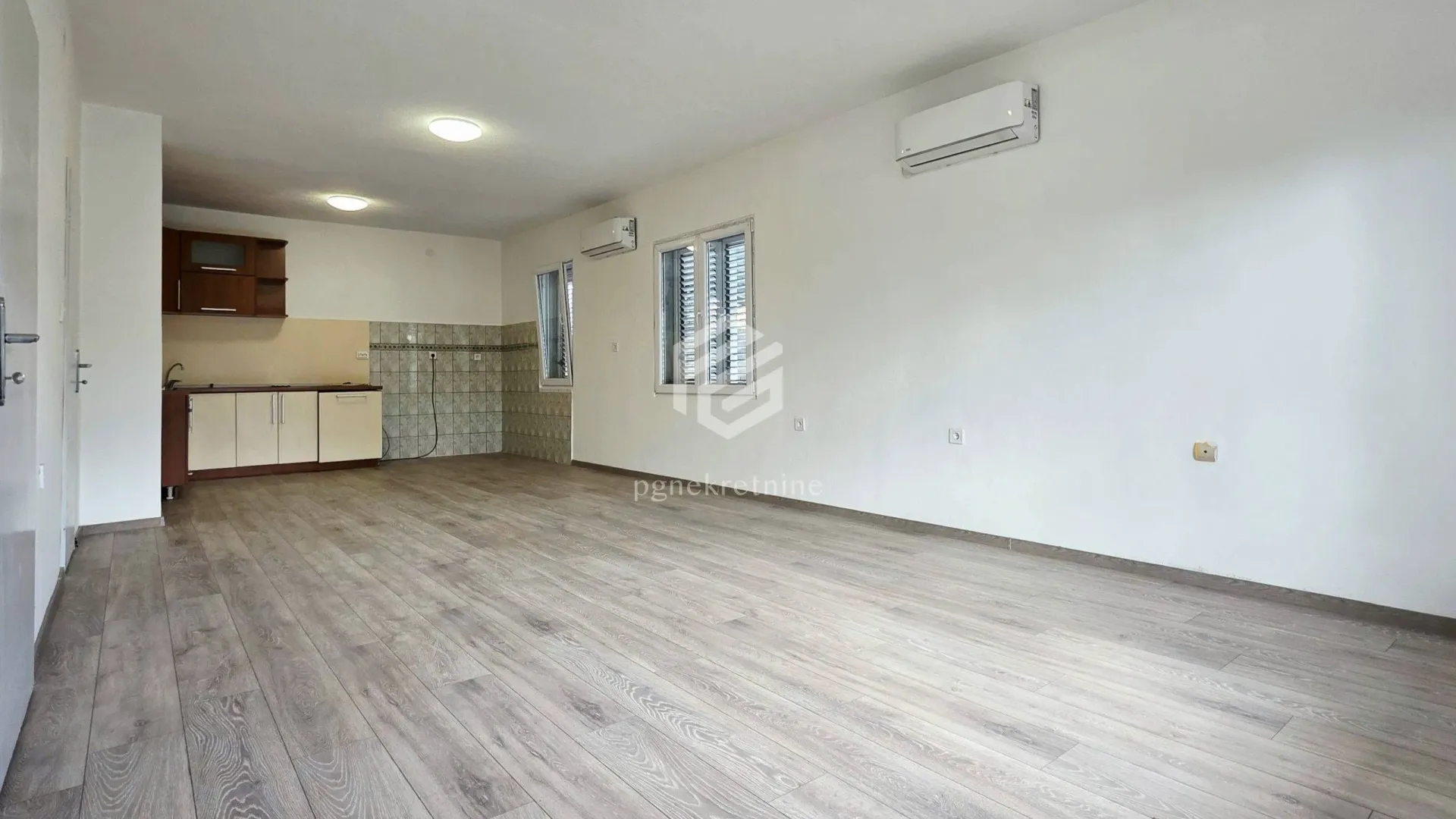 Izdavanje, četvorosoban stan, 300m², Masline, Podgorica