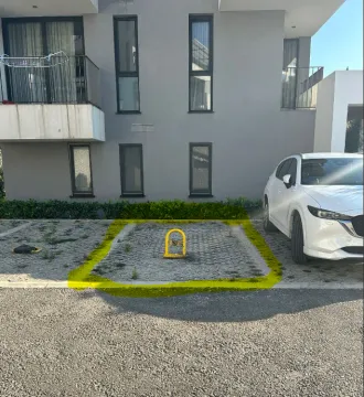 Parking mjesto ispred stambene zgrade sa označenim slobodnim prostorom. - image 14