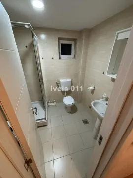Manje kupatilo sa tuš kabinom, umivaonikom i toaletom. - image 7