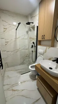 Moderno opremljeno kupatilo sa tuš kabinom i drvenim elementima. - image 5