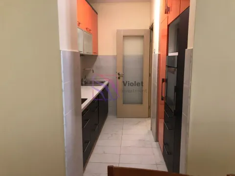 Manja kuhinja sa tamnim elementima i narandžastim gornjim ormarićima. - image 11