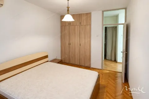 Spavaća soba sa bračnim krevetom, ugradnim ormarom i drvenim podom. - image 3