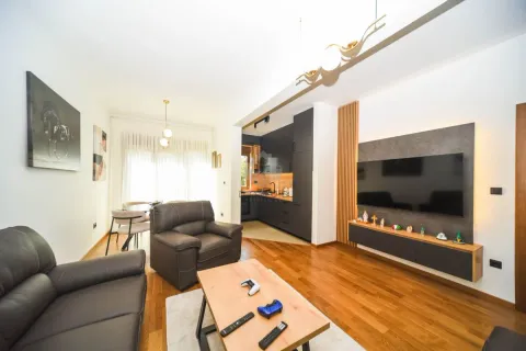 Dnevna soba sa garniturom, TV-om i trpezarijom u nastavku. - image 10