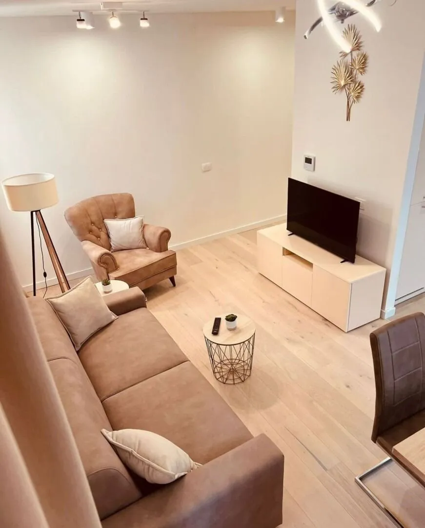 Izdavanje, jednosoban stan, 72m², Tivat, Crna Gora