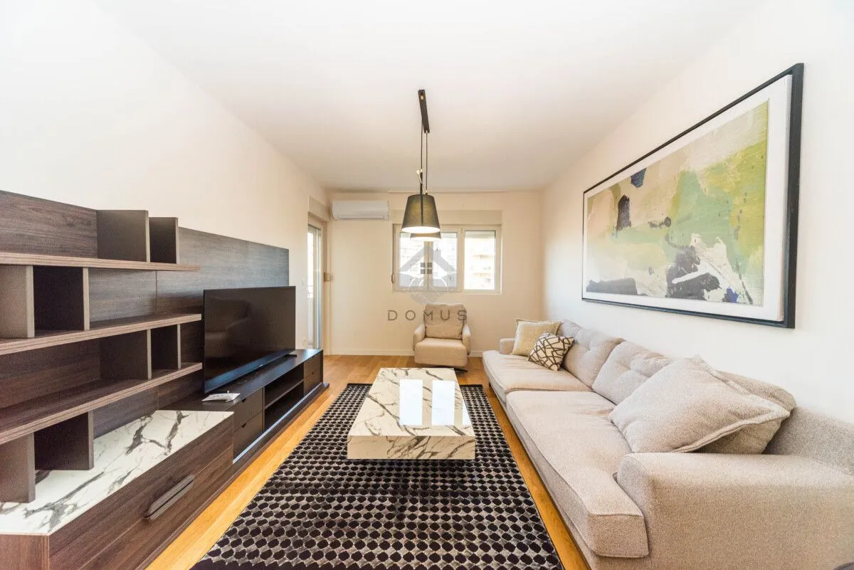 Izdavanje, jednosoban stan, 49m², Central Point, Podgorica