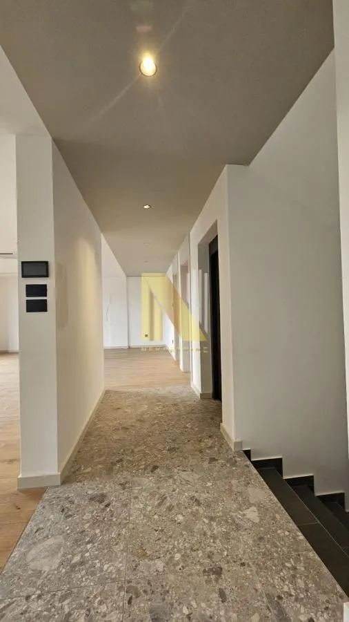 Prodaja, stan, 221m², Bulevar patrijarha Pavla, Novi Sad Sve Podlokacije
