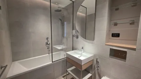 Moderne kupatilo sa tuš kabinom, kadom i umivaonikom. - image 9