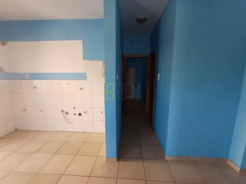 Prazna kuhinja sa pločicama i plavim zidovima. - image 9